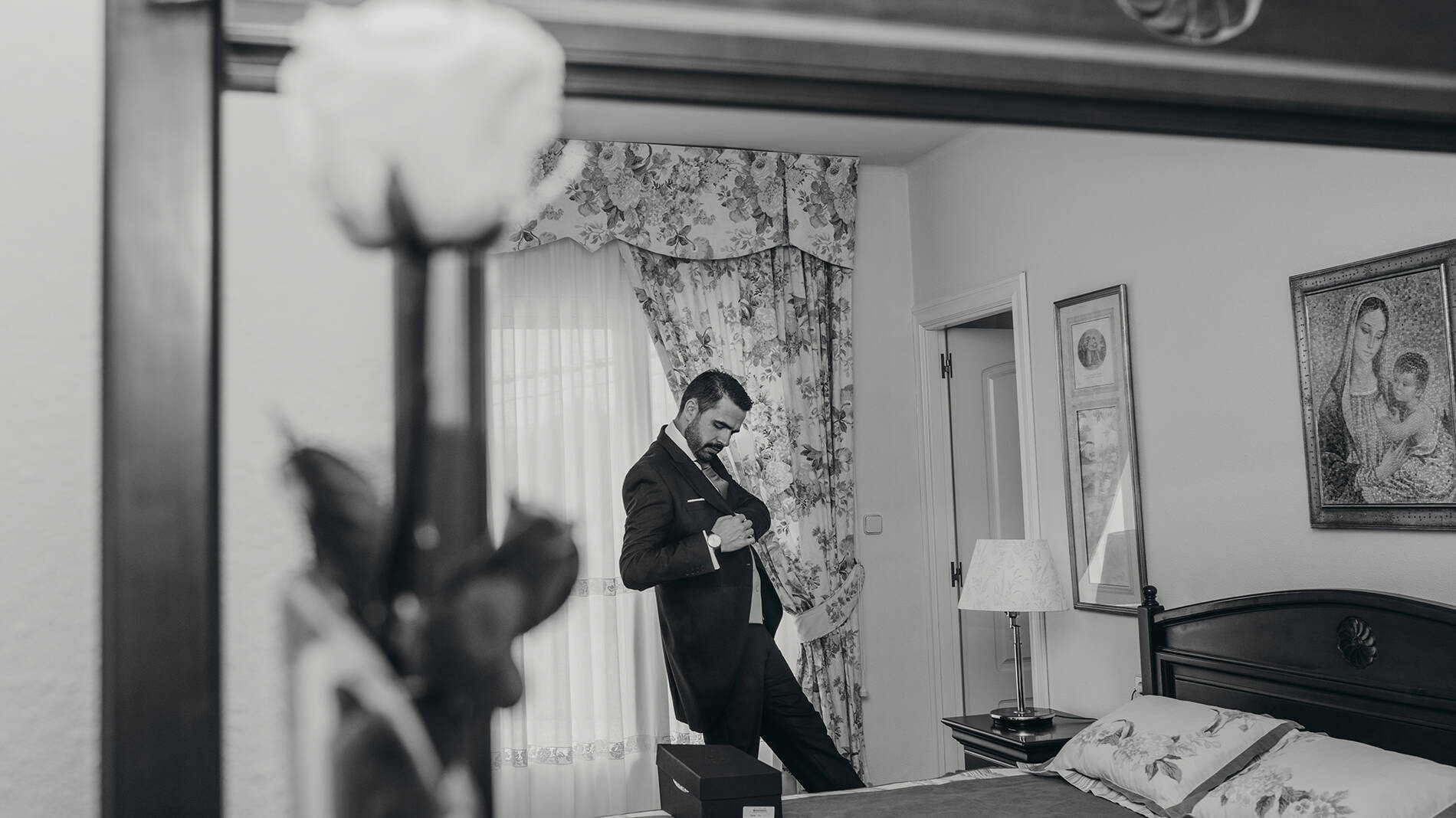 Fotografia de novio en casa